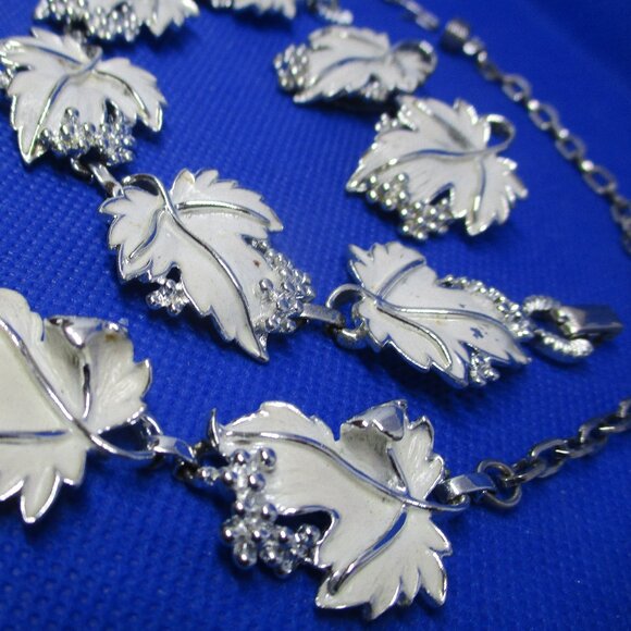 3 Piece Set SARAH COVENTRY Whispering Leaf Necklace 1967 White Enamel Grape Leaf - Picture 13 of 15